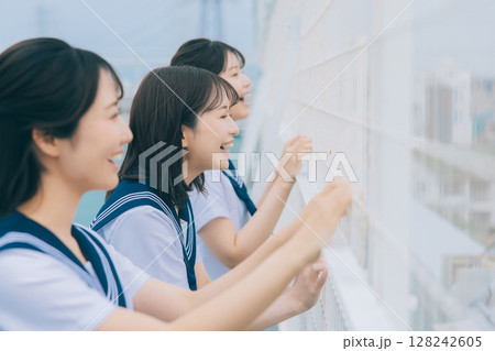 屋上で叫ぶ女子高生3人 128242605