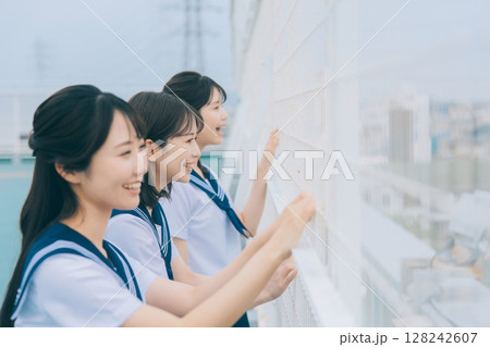 屋上で叫ぶ女子高生3人 128242607
