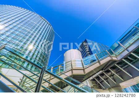 日本の横浜都市景観 新高島駅前のビル群などを望む＝7月9日 128242780