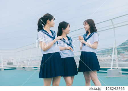 校舎の屋上で談笑する女子高生3人組　 128242863
