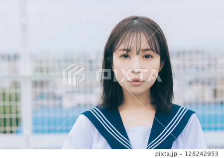 屋上に立つ女子高生 128242953