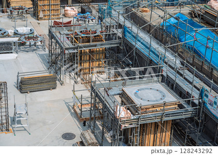 上から見たビルの建設現場 128243292