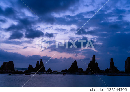 《和歌山県》橋杭岩の夜明け 128244506