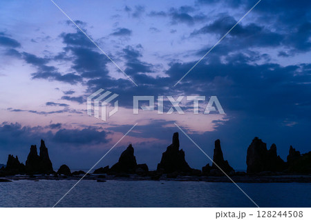 《和歌山県》橋杭岩の夜明け 128244508