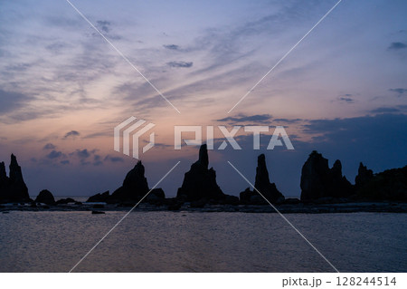 《和歌山県》橋杭岩の夜明け 《和歌山県》橋杭岩の夜明け 128244514