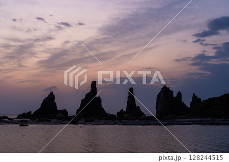 《和歌山県》橋杭岩の夜明け 128244515