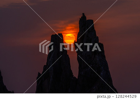 《和歌山県》橋杭岩の夜明け 128244529