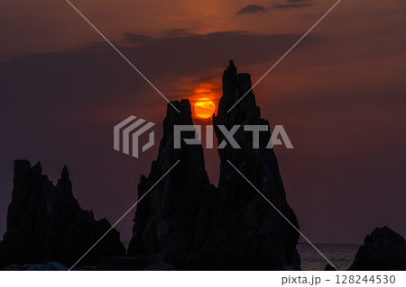 《和歌山県》橋杭岩の夜明け 128244530