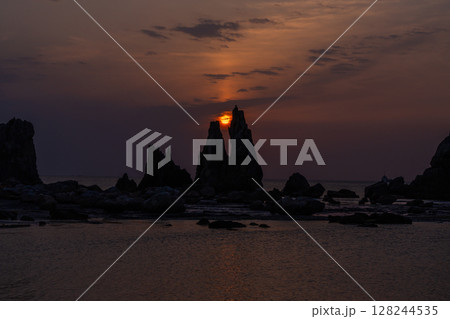 《和歌山県》橋杭岩の夜明け 128244535