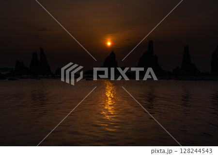 《和歌山県》橋杭岩の夜明け 128244543