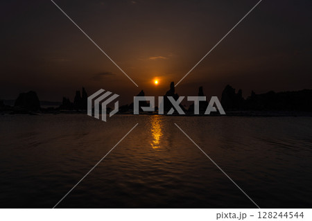 《和歌山県》橋杭岩の夜明け 128244544