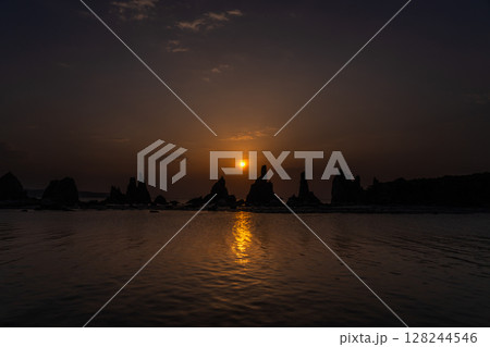 《和歌山県》橋杭岩の夜明け 128244546
