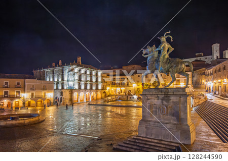 Night View of Pizarro Statue at Trujillo Square, Spain. 128244590