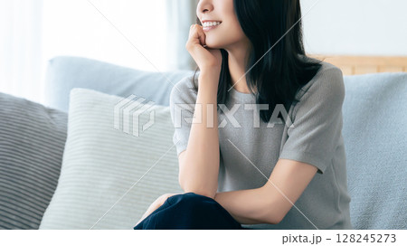 リビングのソファに座る笑顔の女性 128245273