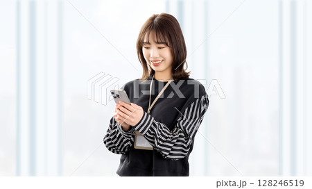 スマートフォンを使う笑顔の女性・ビジネスウーマン スマートフォンを使う笑顔の女性・ビジネスウーマン 128246519