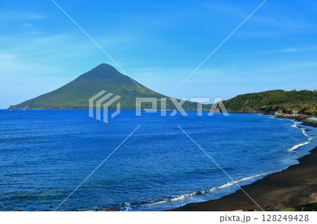 【鹿児島県】薩摩の長崎鼻から見た開聞岳（薩摩富士） 128249428