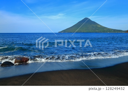 【鹿児島県】薩摩の長崎鼻から見た開聞岳(薩摩富士) 【鹿児島県】薩摩の長崎鼻から見た開聞岳(薩摩富士) 128249432