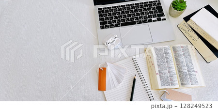 教育イメージ 英和辞典と単語カード 受験勉強 試験勉強 バナー素材 コピースペース 教育イメージ 英和辞典と単語カード 受験勉強 試験勉強 バナー素材 コピースペース 128249523