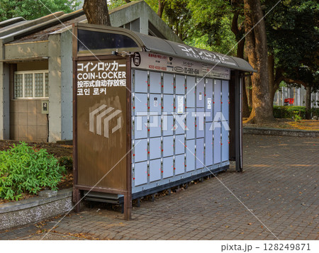 公園に設置されているコインロッカー 128249871