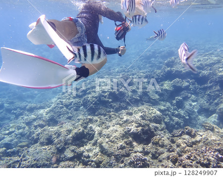 水中カメラで写真を撮る女性 128249907