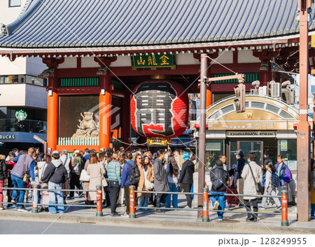 浅草寺　雷門　※一部ソフトフォーカス 128249955