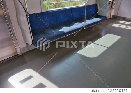 車内　座席　ドア　武蔵野線　205系　快速電車　北府中駅　ホーム 128250121