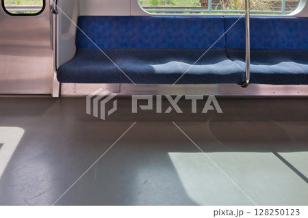 車内　座席　ドア　武蔵野線　205系　快速電車　北府中駅　ホーム 128250123