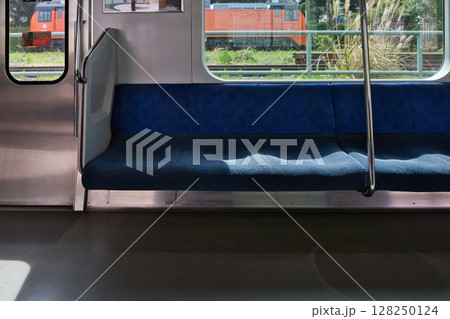 車内　座席　ドア　武蔵野線　205系　快速電車　北府中駅　ホーム 128250124