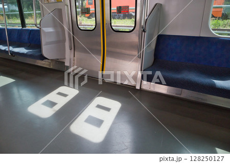 車内　座席　ドア　武蔵野線　205系　快速電車　北府中駅　ホーム 128250127