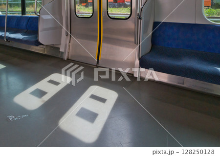 車内　座席　ドア　武蔵野線　205系　快速電車　北府中駅　ホーム 128250128