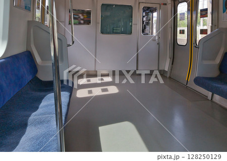 車内　座席　ドア　武蔵野線　205系　快速電車　北府中駅　ホーム 128250129