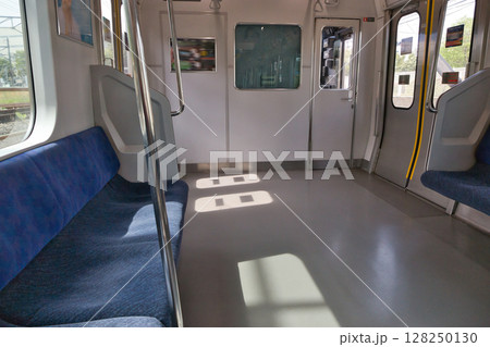車内　座席　ドア　武蔵野線　205系　快速電車　北府中駅　ホーム 128250130
