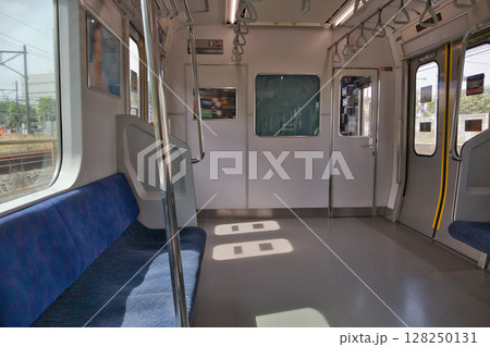 車内 座席 ドア 武蔵野線 205系 快速電車 北府中駅 ホーム 車内 座席 ドア 武蔵野線 205系 快速電車 北府中駅 ホーム 128250131