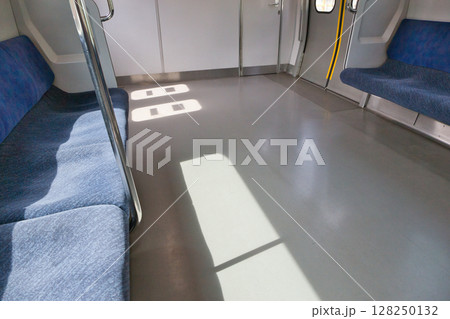 車内 座席 ドア 武蔵野線 205系 快速電車 北府中駅 ホーム 車内 座席 ドア 武蔵野線 205系 快速電車 北府中駅 ホーム 128250132