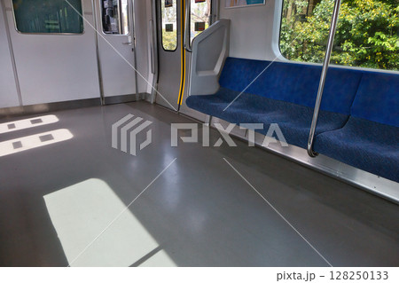 車内　座席　ドア　武蔵野線　205系　快速電車　北府中駅　ホーム 128250133