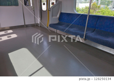 車内　座席　ドア　武蔵野線　205系　快速電車　北府中駅　ホーム 128250134