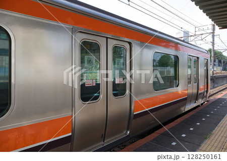 発車を待つ、武蔵野線　205系　快速電車　北府中駅　ホーム 128250161
