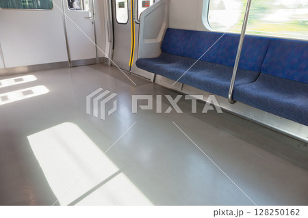 車内　座席　ドア　武蔵野線　205系　快速電車　北府中駅　ホーム 128250162