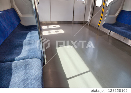 車内　座席　ドア　武蔵野線　205系　快速電車　北府中駅　ホーム 128250163