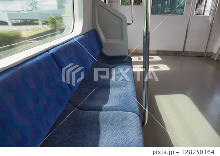 車内　座席　ドア　武蔵野線　205系　快速電車　北府中駅　ホーム 128250164