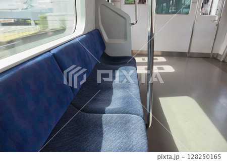 車内　座席　ドア　武蔵野線　205系　快速電車　北府中駅　ホーム 128250165