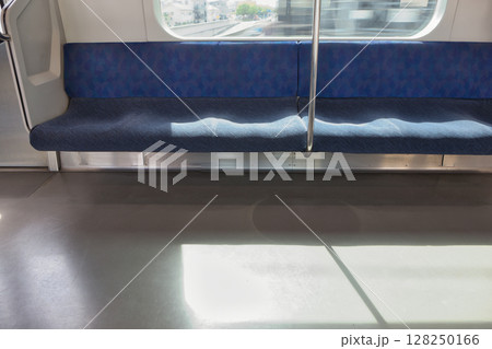 車内 座席 ドア 武蔵野線 205系 快速電車 北府中駅 ホーム 車内 座席 ドア 武蔵野線 205系 快速電車 北府中駅 ホーム 128250166