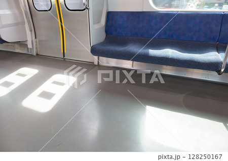 車内 座席 ドア 武蔵野線 205系 快速電車 北府中駅 ホーム 車内 座席 ドア 武蔵野線 205系 快速電車 北府中駅 ホーム 128250167