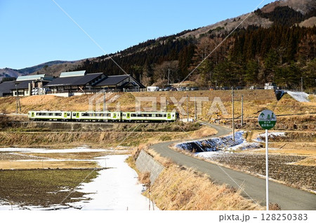 遠野の水田地帯から見える道の駅遠野風の丘と釜石線 128250383