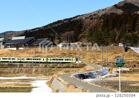遠野の水田地帯から見える道の駅遠野風の丘と釜石線 128250384