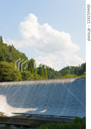 白水ダムと夏の雲(大分県竹田市) 白水ダムと夏の雲(大分県竹田市) 128250400