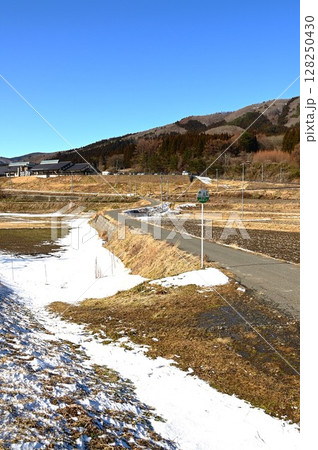 遠野の水田地帯から見える道の駅遠野風の丘と釜石線 遠野の水田地帯から見える道の駅遠野風の丘と釜石線 128250430