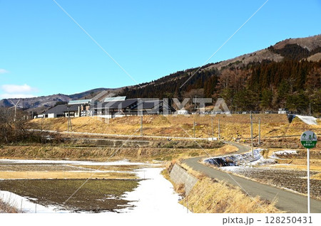 遠野の水田地帯から見える道の駅遠野風の丘と釜石線 遠野の水田地帯から見える道の駅遠野風の丘と釜石線 128250431