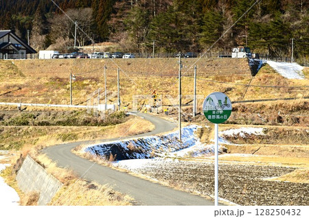 遠野の水田地帯から見える道の駅遠野風の丘と釜石線 遠野の水田地帯から見える道の駅遠野風の丘と釜石線 128250432