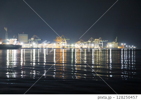 工場夜景と海面の反射（大分県大分市） 128250457